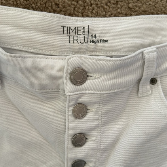 Time and Tru size 14 women’s white jean shorts destructed 3.5” - Picture 2 of 3
